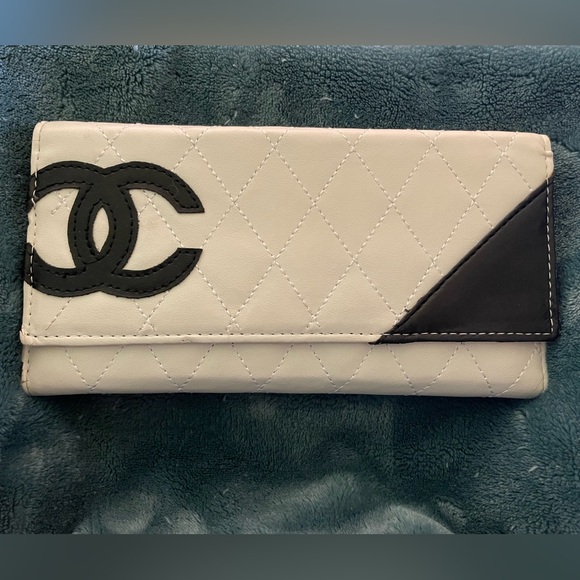 CHANEL Beige Quilted Card Holder - Picture 1 of 4